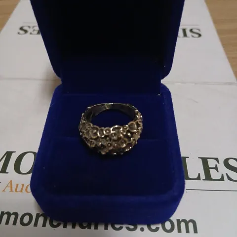 RING WITH CIRCULAR LINKED MOTIF 