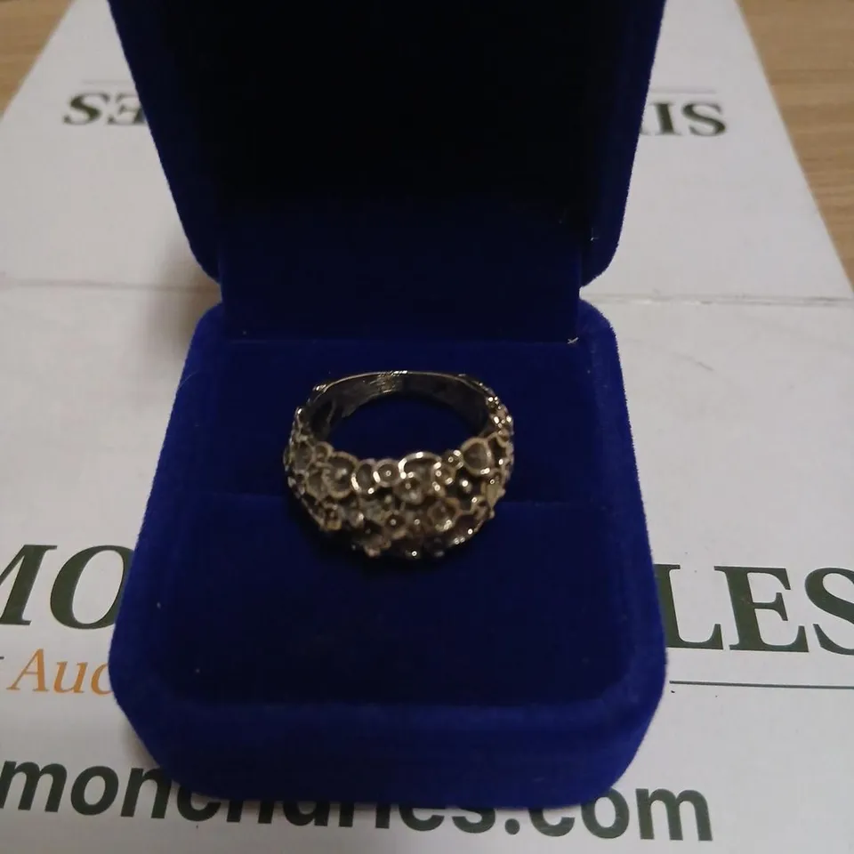 RING WITH CIRCULAR LINKED MOTIF 