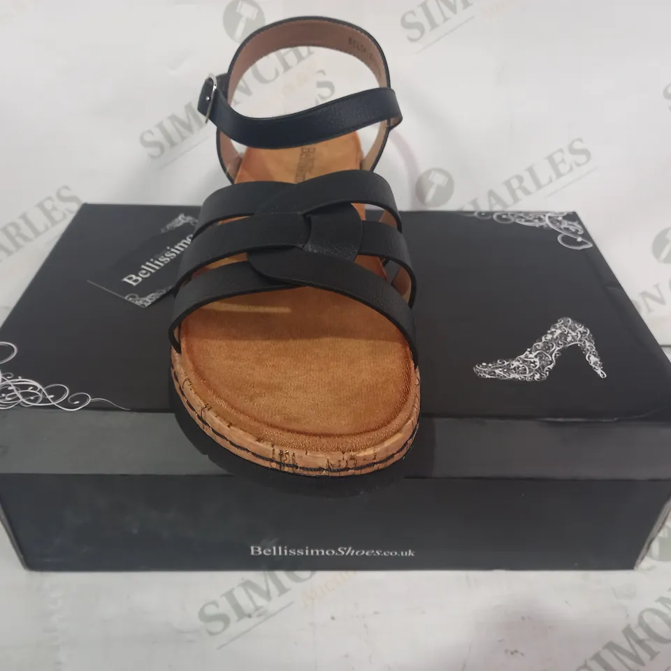 BOXED PAIR OF BELLISSIMO OPEN TOE LOW WEDGE SANDALS IN BLACK SIZE 7