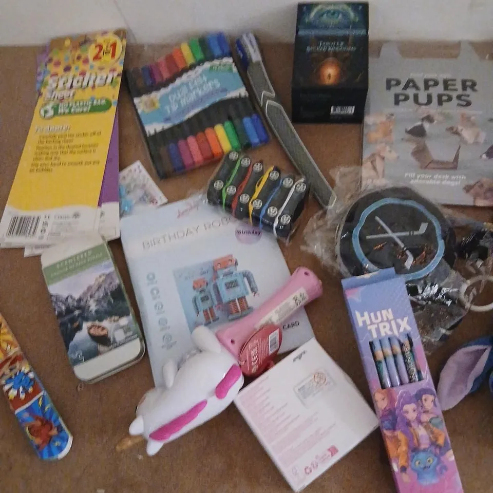 LARGE QUANTITY OF ASSORTED TOYS AND ACCESSORIES TO INCLUDE; PAPER PUPS, HUN TRIX, POCKET ETCH  SKETCH AND TAROT OF SACRED KINGDOM