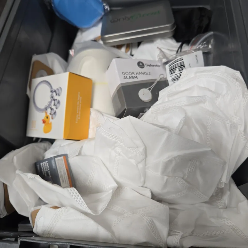 APPROXIMATELY 15 ASSORTED HOUSEHOLD ITEMS INCLUDING DOOR WEDGE ALARM , WINDOW SENSOR AND SMALL RIG 