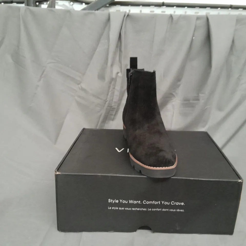 BOXED PAIR OF VIONIC CHARM BRIGHTON CHELSEA BOOTS IN BLACK SIZE 6