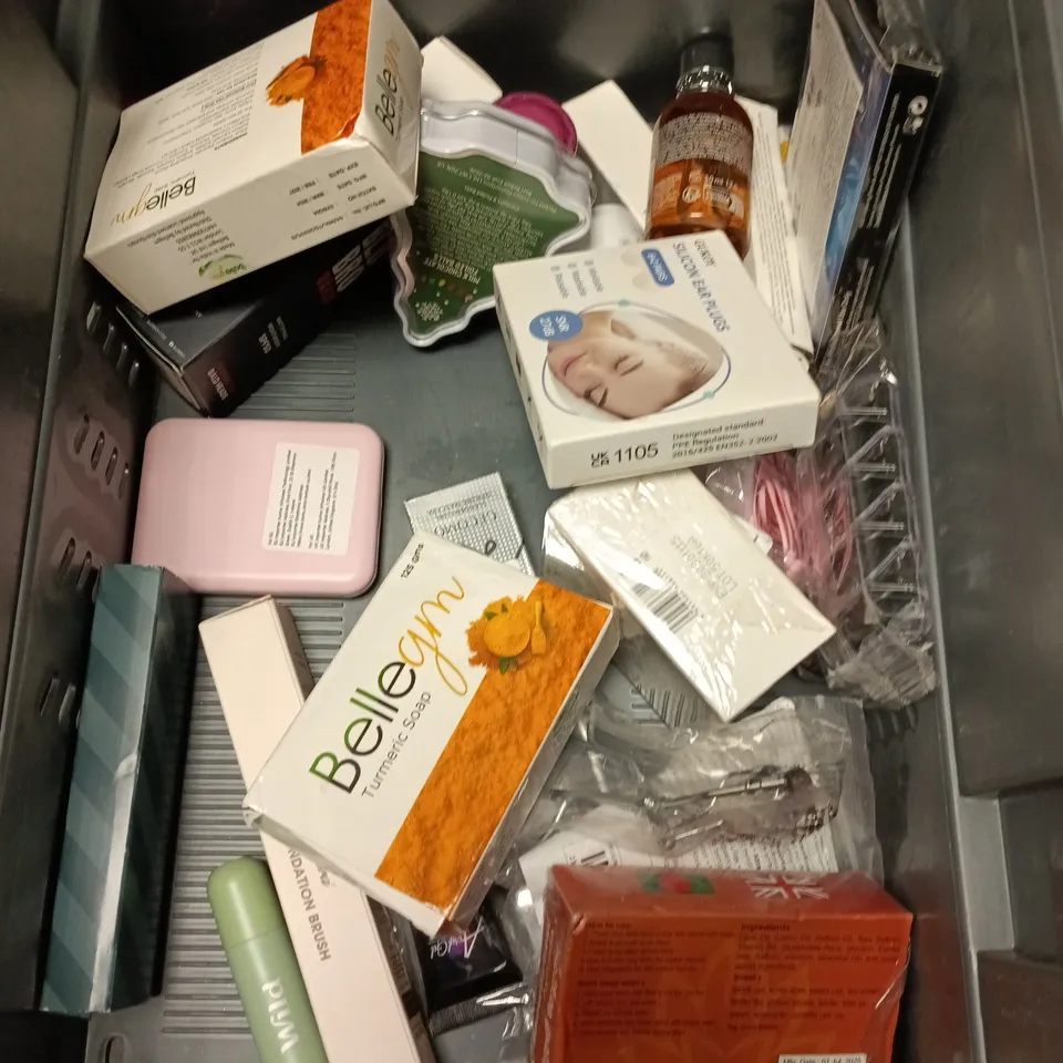 APPROXIMATELY 20 HEALTH AND BEAUTY PRODUCTS TO INCLUDE AQUAFRESH COMPLETE CARE TOOTHPASTE, SENSITIVE FACIAL WIPES AND GIVE ME SHAMPOO