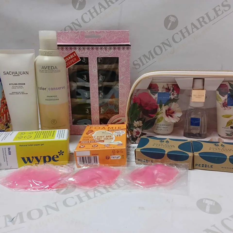 LOT OF APPROX 10 ASSORTED BEAUTY PRODUCTS TO INCLUDE TED BAKER TOILETRY SET, AVEDA SHAMPOO, SACHAJUAN STYLING CREAM, ETC