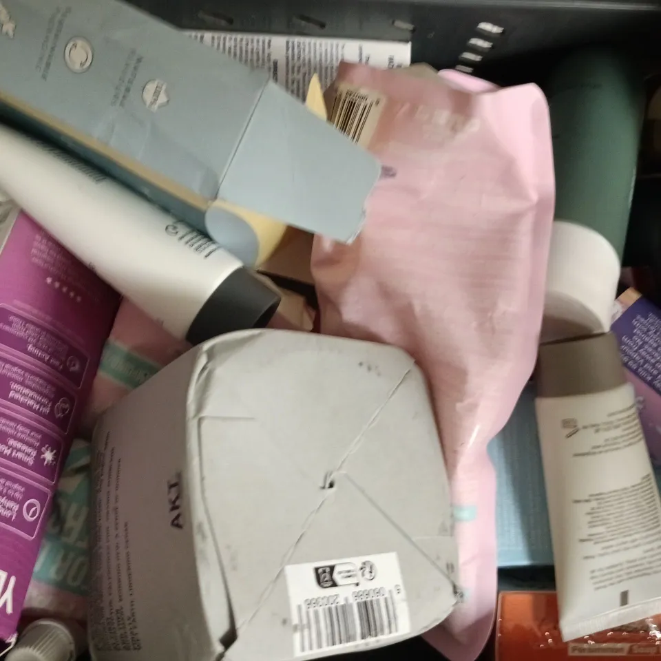 APPROXIMATELY 15 ASSORTED COSMETIC ITEMS TO INCLUDE SURE, E45, ETC - COLLECTION ONLY