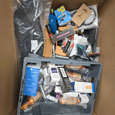 LARGE BOX OF APPROXIMATELY 15 ASSORTED CAR ITEMS TO INCLUDE SPRINGS, POLISHING CLEANER AND CAR BADGES