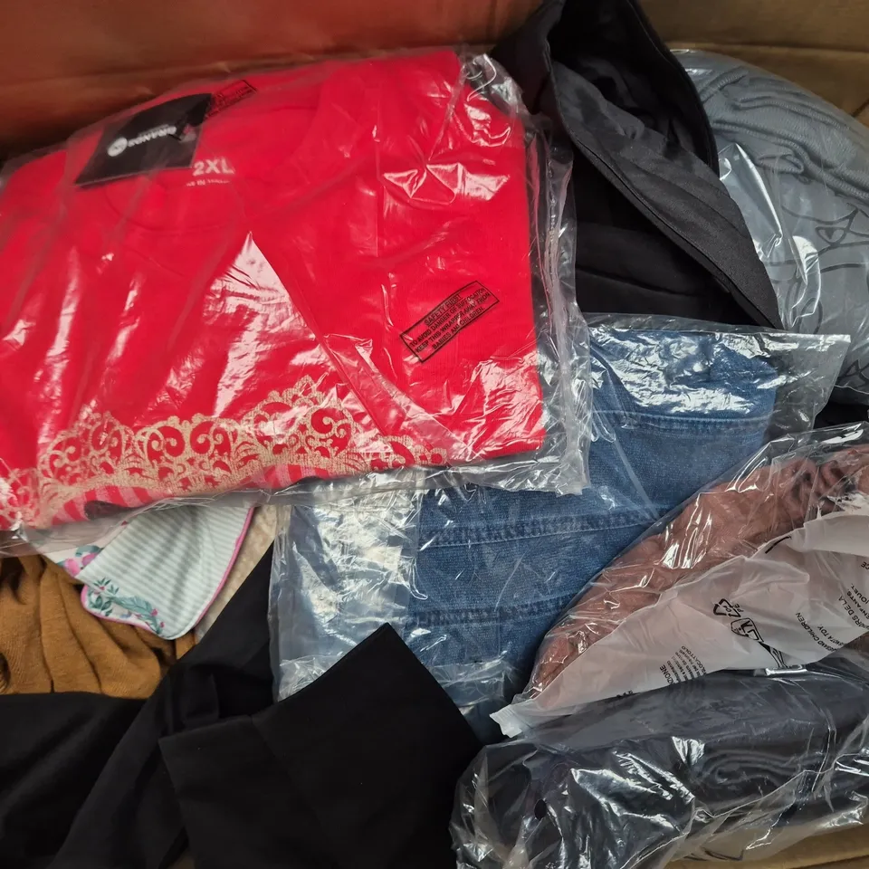 APPROXIMATELY 35 ASSORTED CLOTHING ITEMS IN VARIOUS SIZES, STYLES & COLOURS TO INCLUDE BRANDS SUCH AS D&C0, BRANDS IN, VERY, ETC - COLLECTION ONLY