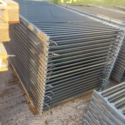 PALLET CONTAINING A LARGE QUANTITY OF SOLYNDRA 200W SOLAR PANELS