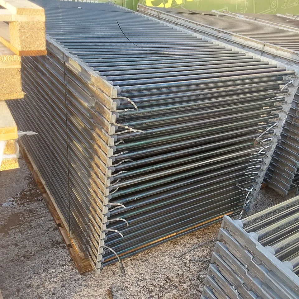 PALLET CONTAINING A LARGE QUANTITY OF SOLYNDRA 200W SOLAR PANELS