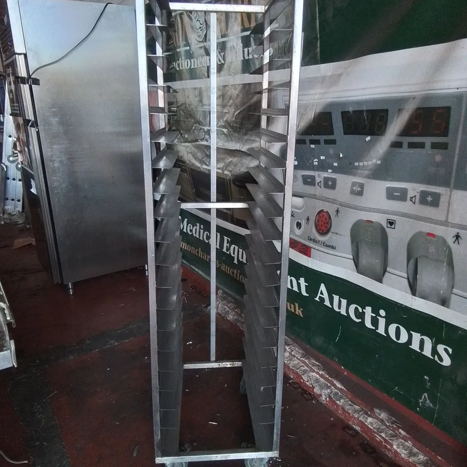 STAINLESS METAL CATERING OVEN/BAKING RACKS 