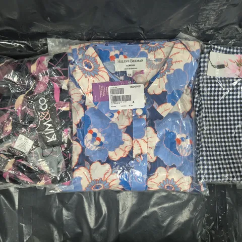 BOX OF APPROXIMATELY 20 ASSORTED CLOTHING AND FASHION ITEMS IN VARIOUS COLOURS, STYLES, AND SIZES - COLLECTION ONLY