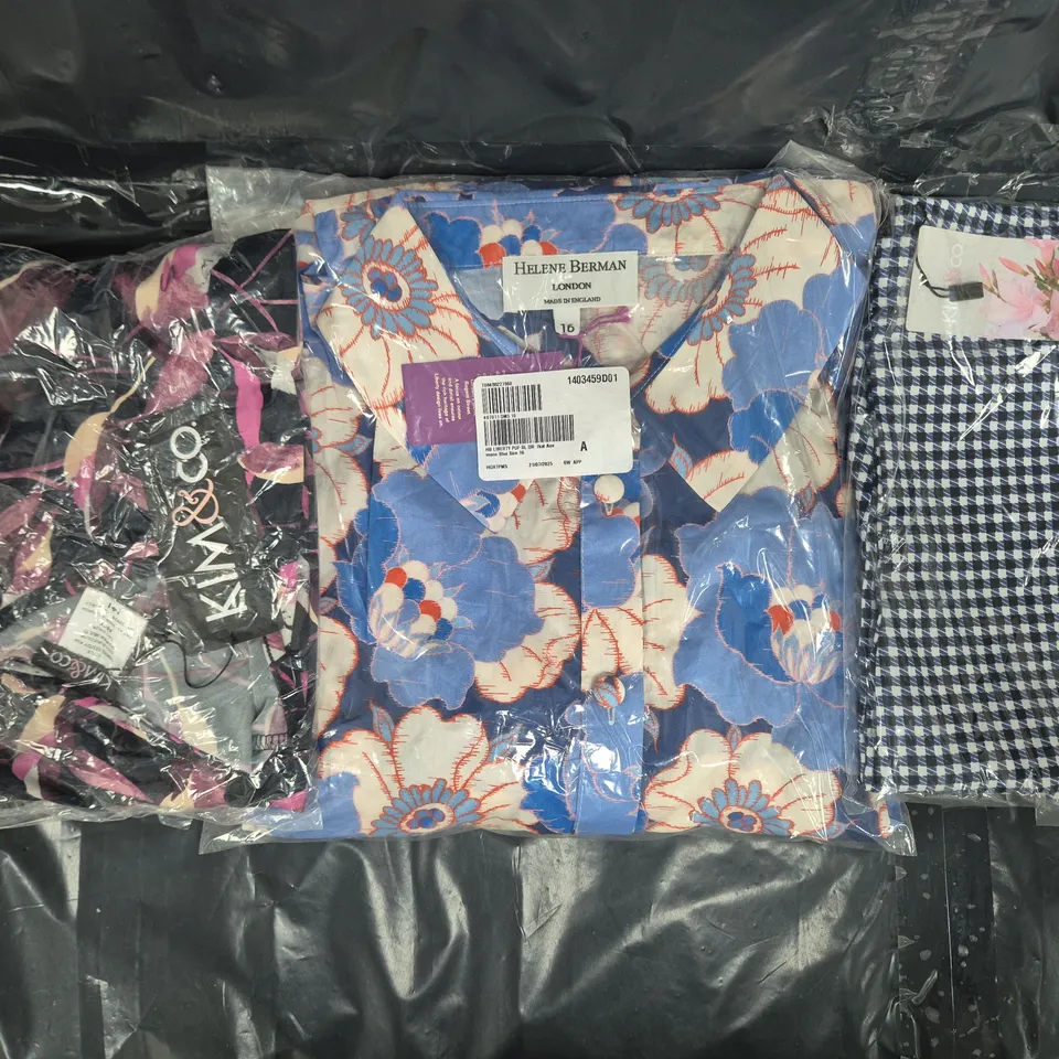 BOX OF APPROXIMATELY 20 ASSORTED CLOTHING AND FASHION ITEMS IN VARIOUS COLOURS, STYLES, AND SIZES - COLLECTION ONLY