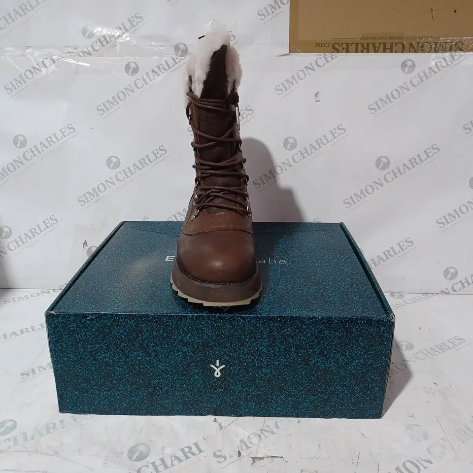 BOXED PAIR OF EMU AUSTRAILIA COMORO LEATHER BOOTS, OAK - SIZE 7