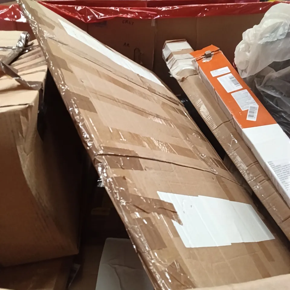 PALLET OF ASSORTED ITEMS TO INCLUDE - PET GATE, SAFETY GATE ( CHILDREN), RUG