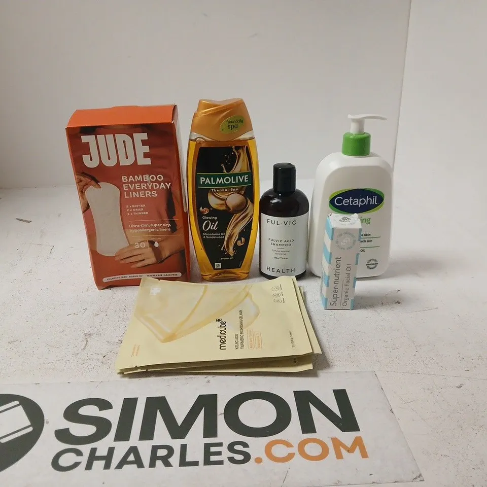 TOTE OF APPROXIMATELY 30 ASSORTED COSMETIC ITEMS TO INCLUDE JUDE BAMBOO EVERYDAY LINERS, PALMOLIVE, MEDICUBE GEL MASKS, CORNISH SEAWEED BATH CO ORGANIC FACE OIL ETC