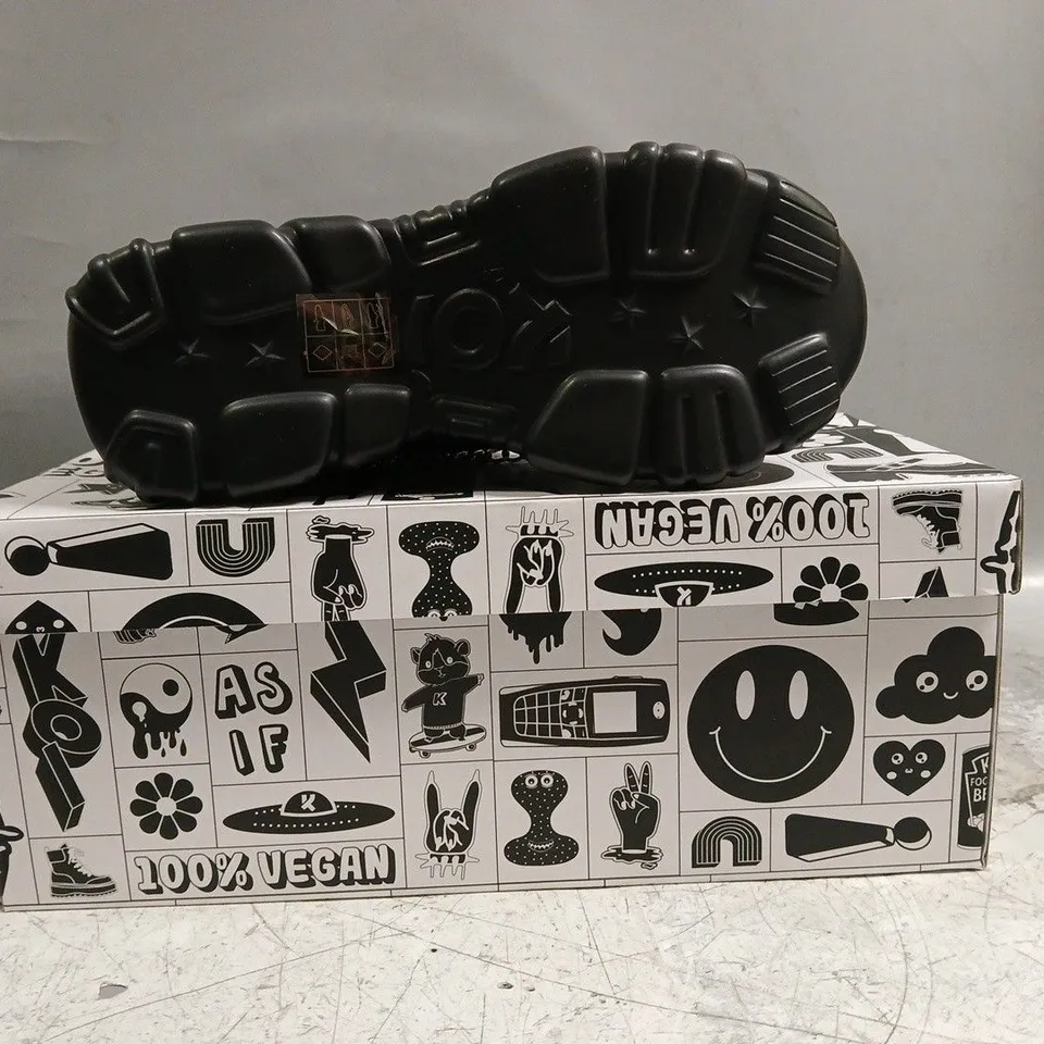 BOXED PAIR OF KOI BONED CATCH BLACK MYSTIC CHARM BOOTS IN BLACK SIZE UK 4