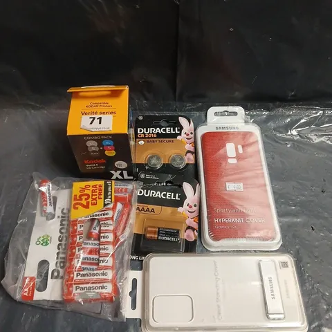 LARGE BOX OF APPROX 20 ASSORTED ITEMS TO INCLUDE : SAMSUNG GALAXY S9 PROTECTIVE CASE PACKAGING, SAMSUNG DEVICE, DURACELL & PANASONIC BATTERIES, KODAK VERITÉ KIT