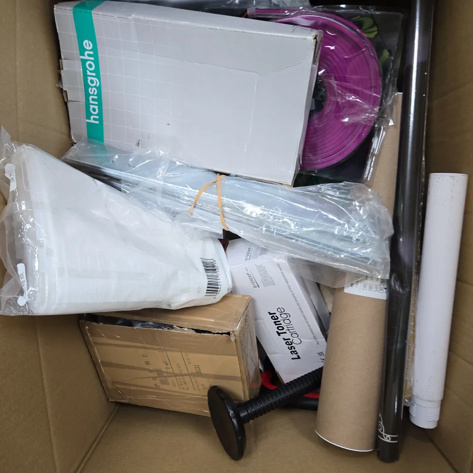 APPROXIMATELY 15 ASSORTED HOUSEHOLD PRODUCTS TO INCLUDE NEON STRIP LIGHT, TAPE, FLASK ETC 