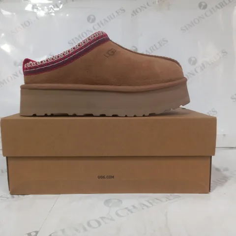 BOXED PAIR OF UGG WTAZZ SHOES IN CHESTNET UK SIZE 5