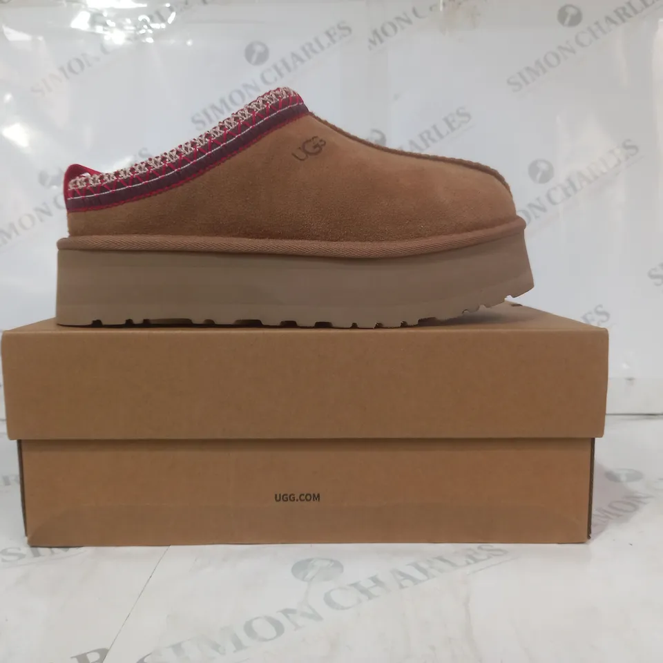 BOXED PAIR OF UGG WTAZZ SHOES IN CHESTNET UK SIZE 5
