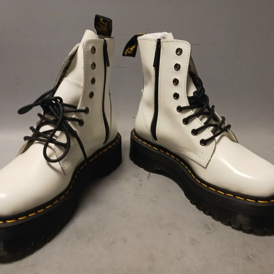 BOXED PAIR OF DR MARTENS ANKLE BOOTS IN WHITE UK SIZE 6