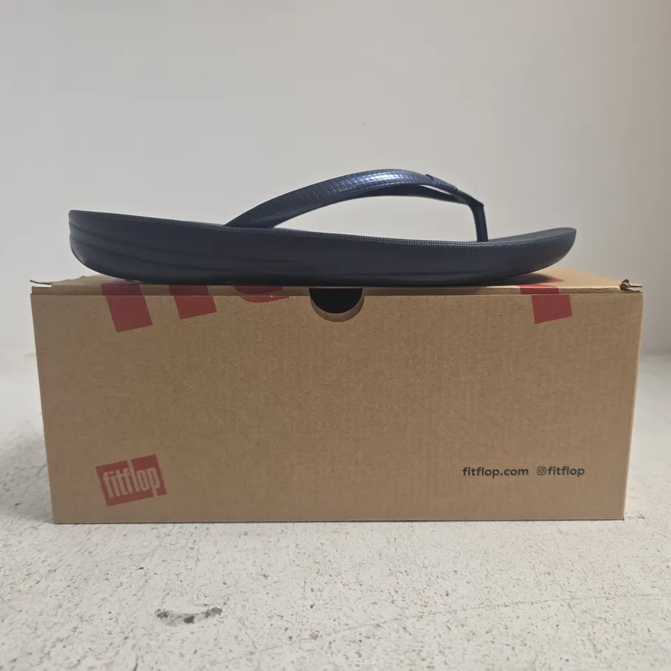 BOXED PAIR OF FITFLOP IQUSHION ERGONOMIC FLIP-FLOPS IN MIDNIGHT NAVY SIZE UK 6