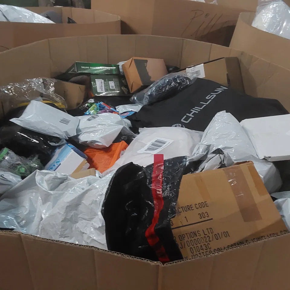 PALLET CONTAINING A LARGE QUANTITY OF ASSORTED HOSE PIPES, POOL INFLATABLES ECT