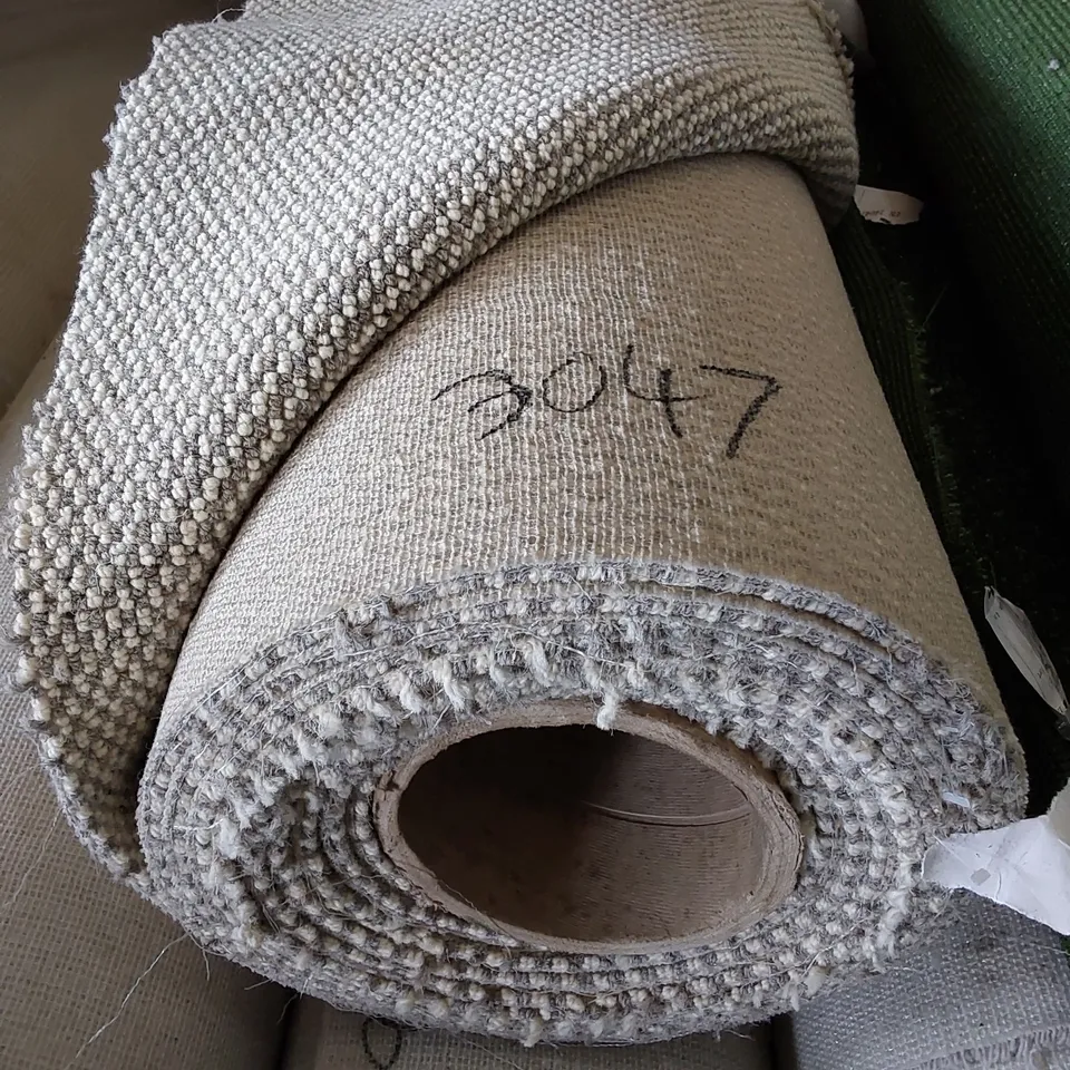 ROLL OF QUALITY LAKELAND SLIVER HOW CARPET// SIZE: 4 X 6.7M