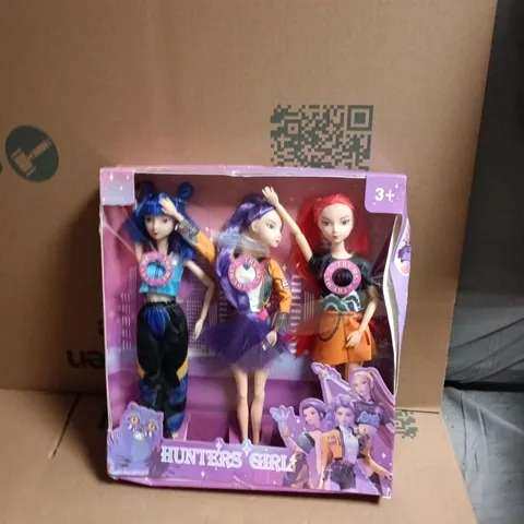 HUNTERS' GIRL FASHION DOLLS – SET OF 3, BOXED