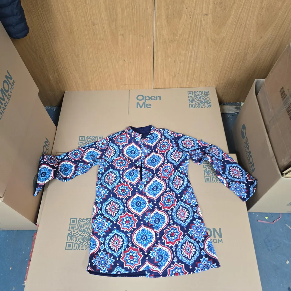 BOX OF APPROXIMATELY 15 ASSORTED CLOTHING ITEMS TO INCLUDE: BLUE PATTERED JACKET 