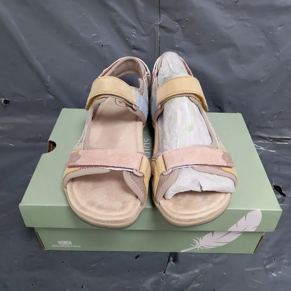 BOXED PAIR OF WOMENS FREE SPIRIT ZEAL MULTI SANDALS SIZE 7