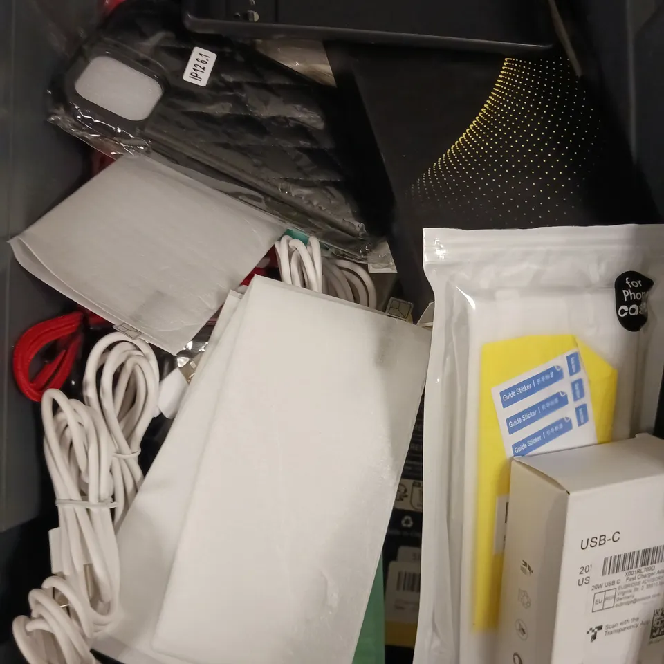 APPROXIMATELY 25 ASSORTED SMARTPHONE ACCESSORIES TO INCLUDE PROTECTIVE CASES, CHARGING CABLES, SCREEN PROTECTORS ETC 