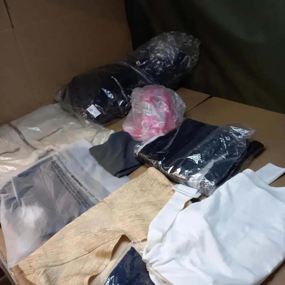 LOT OF APPROX 20 ASSORTED CLOTHING ITEMS VARYING IN SIZE/COLOUR/STYLE TO INCLUDE: TROUSERS, DRESSES, JUMPERS