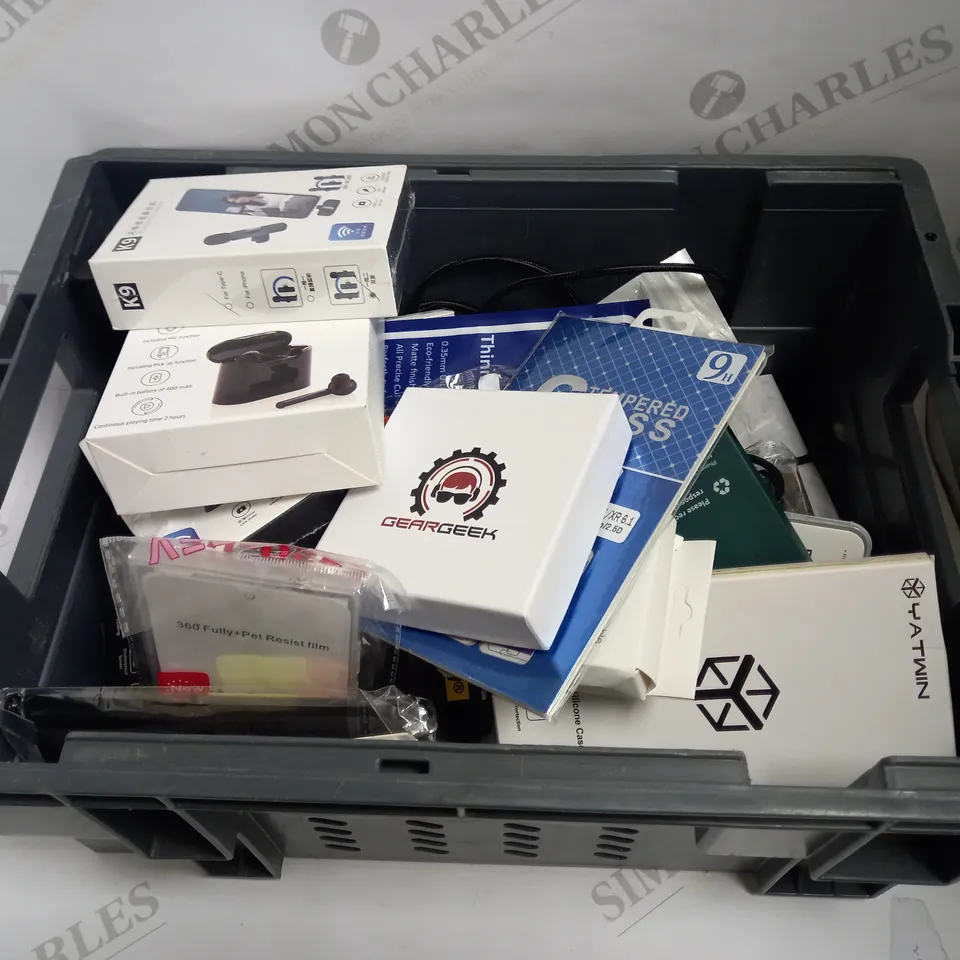 LOT OF APPROIMATELY 20 ASSORTED ELECTRICALS AND PHONE ACCESSORIES TO INCLUDE LIBERTY TWS EARBUDS, USB-C TO LIGHTNING CABLE, GEARGEEK WIRELESS EARBUDS, ETC