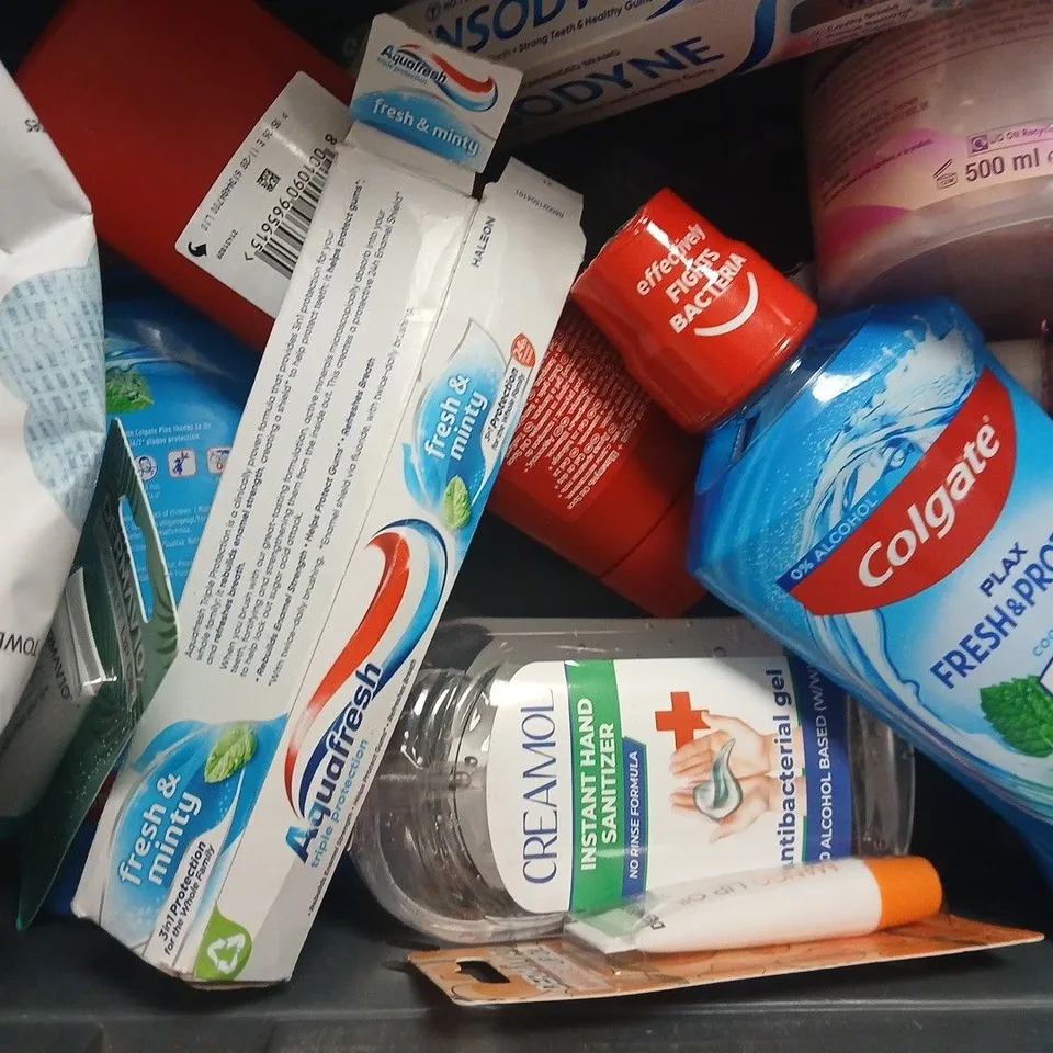 APPROXIMATELY 15 ASSORTED COSMETIC ITEMS INCLUDING VARIOUS MAKES AND BRANDS - COLLECTION ONLY