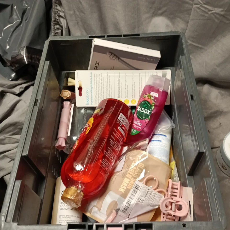 APPROXIMATELY 15 ASSORTED HEALTH AND BEAUTY ITEMS INCLUDING PANOXYL ACNE FOAMING WASH, ALPECIN GREY ATTACK SHAMPOO AND DOVE EXFOLIATING BODY SRUB