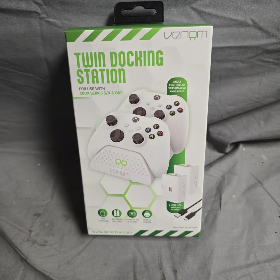 VENOM TWIN DOCKING STATION FOR XBOX SERIES S/X & ONE – BOXED