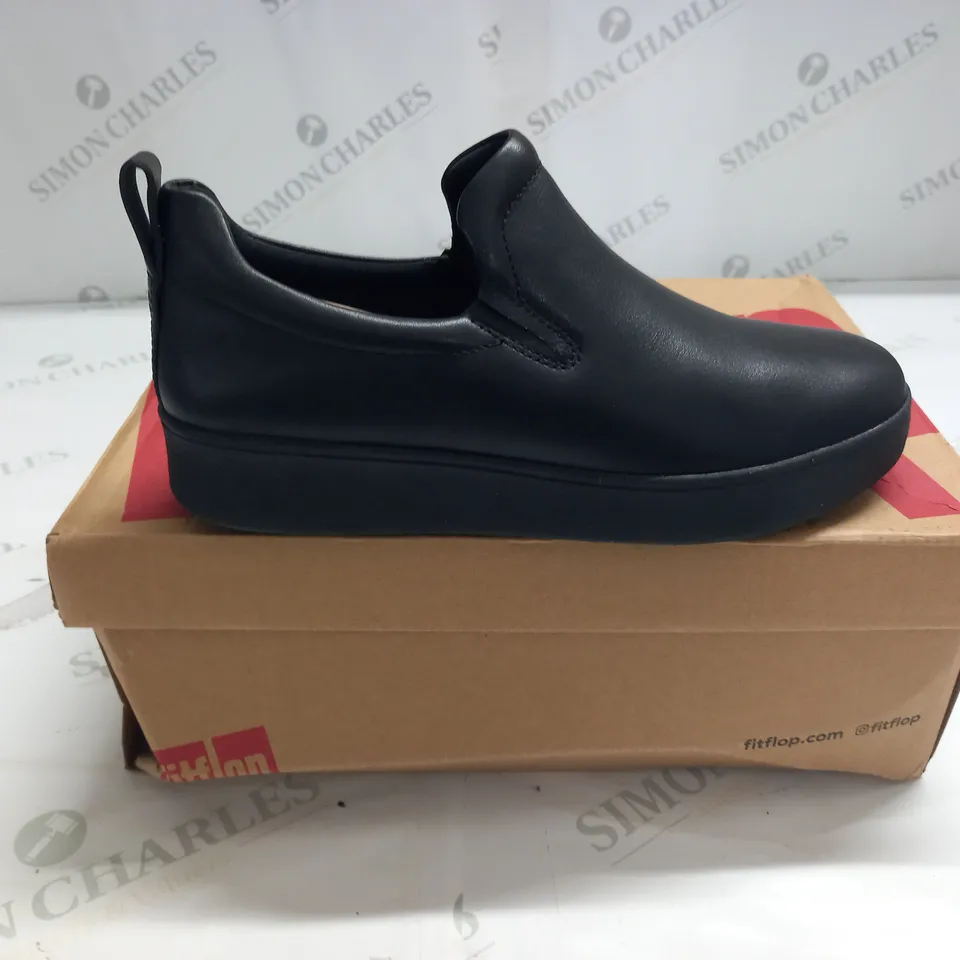 FITFLOPS RALLY LEATHER SLIP ON TRINERS IN BLACK  - SIZE 5