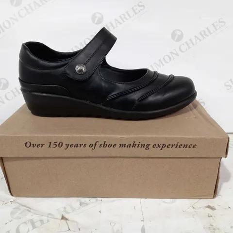 BOXED PAIR OF CUSHION-WALK SHOES IN BLACK UK SIZE 6