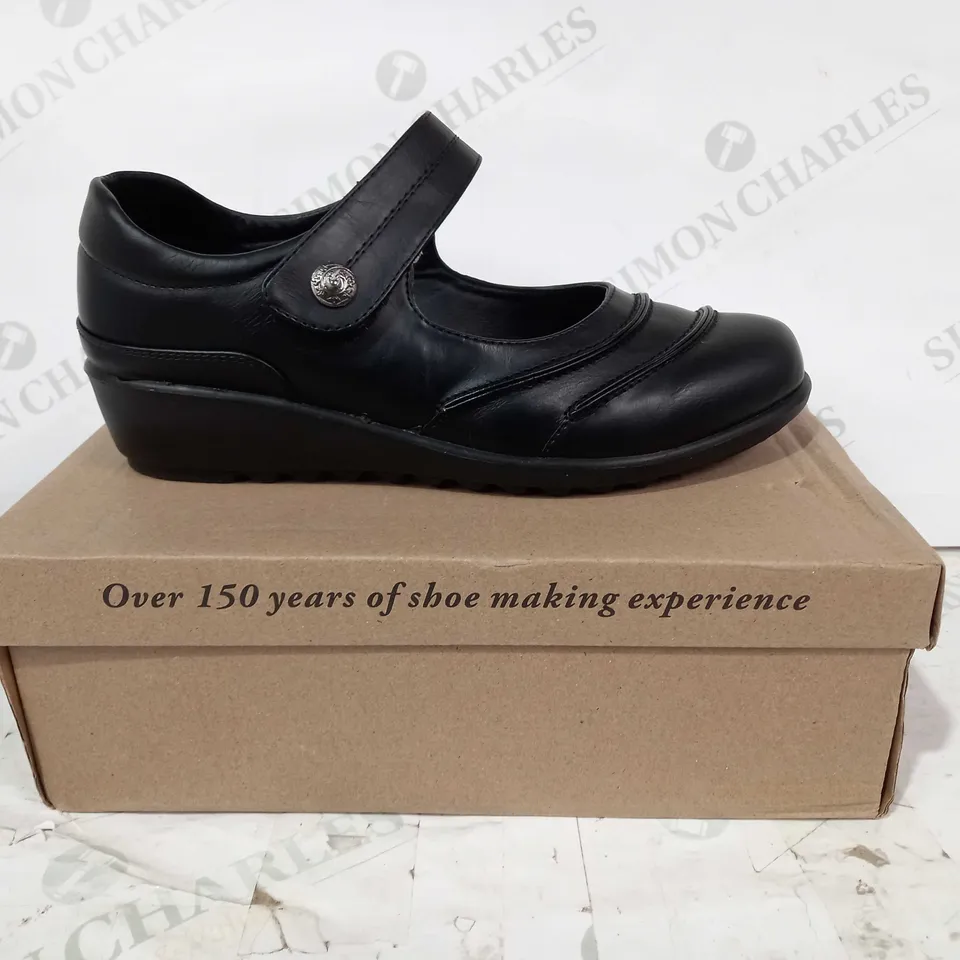 BOXED PAIR OF CUSHION-WALK SHOES IN BLACK UK SIZE 6