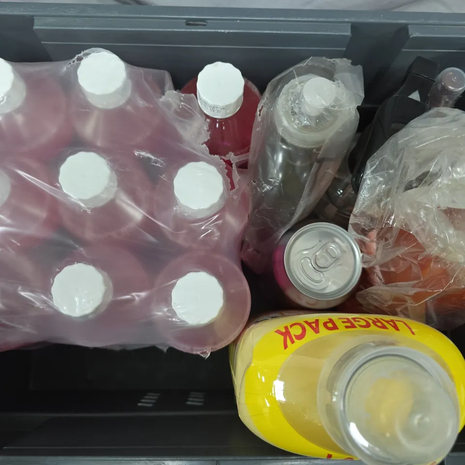 APPROXIMATELY 12 ASSORTED HOUSEHOLD LIQUID PRODUCTS TO INCLUDE COMFORT FRESH SUNSHINEY DAYS, CAT STAIN & ODOUR REMOVER, FABULOSA WINTER ANGEL, ETC - COLLECTION ONLY