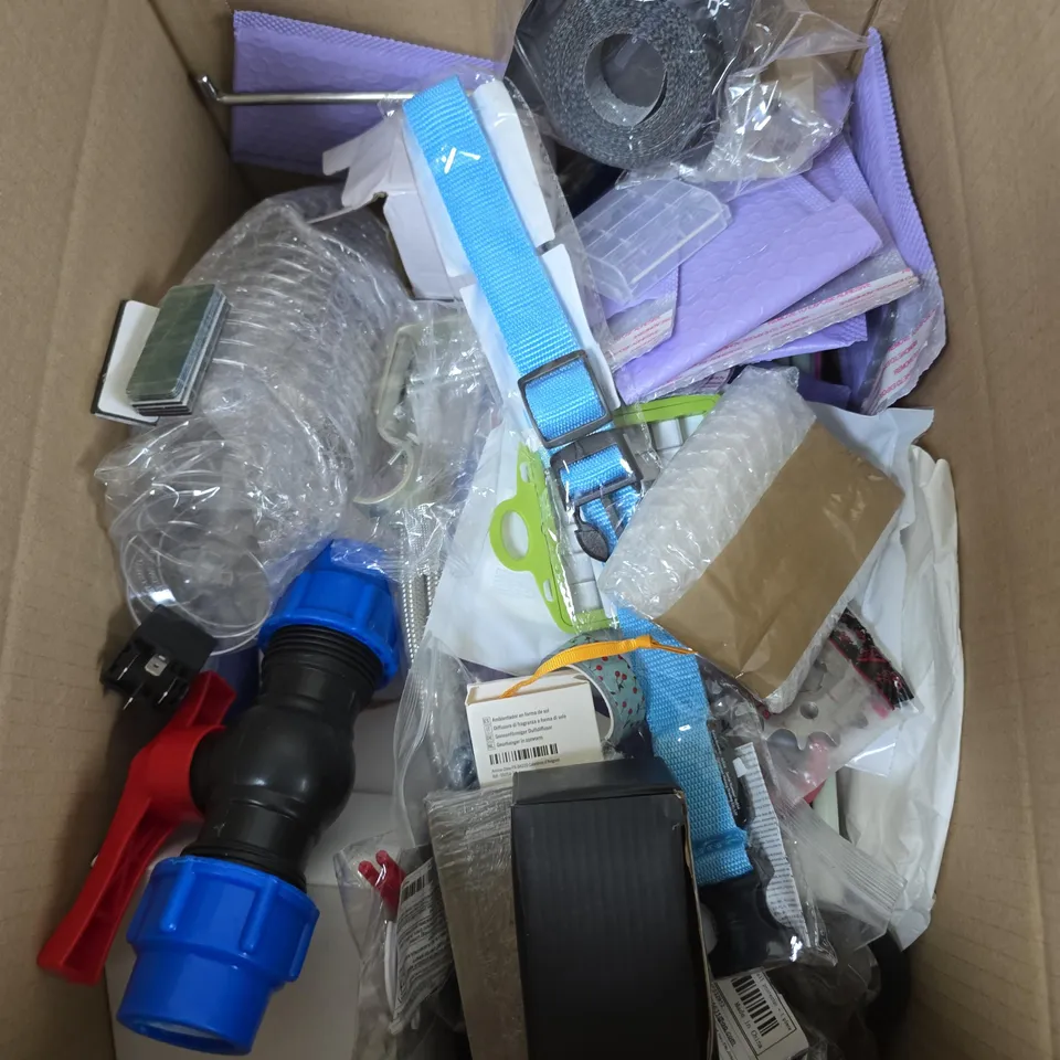 APPROXIMATELY 20 ASSORTED HOUSEHOLD PRODUCTS TO INCLUDE PICNIC CUPS, TORQUE SEAL, STORAGE BAGS ETC 