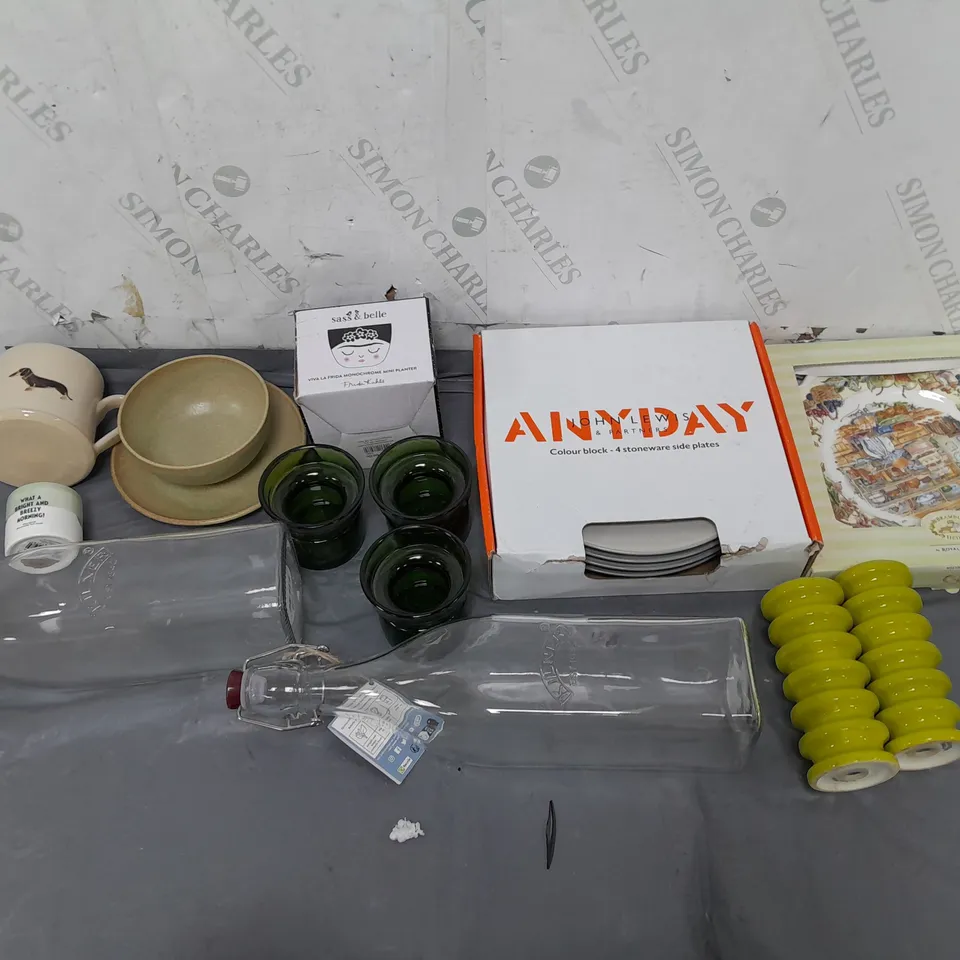 TOTE OF APPROX 10 HOUSEHOLD ITEMS TOO INCLUDE MUGS, PLATES, AND GLASS BOTTLES ETC. 