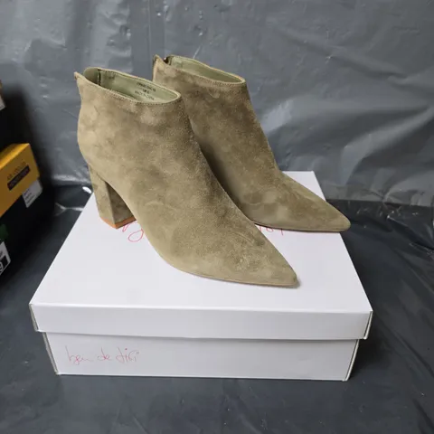 BEN DE LISI BLOCK HEEL POINTED TOE SUEDE BOOTS - KHAKI - SIZE 6