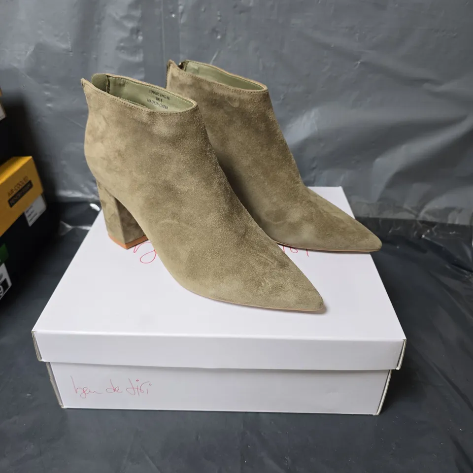 BEN DE LISI BLOCK HEEL POINTED TOE SUEDE BOOTS - KHAKI - SIZE 6