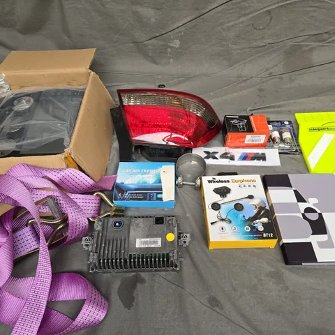 APPROXIMATELY 8 ASSORTED AUTO ITEMS TO INCLUDE SIDEGUARD, MINI BOOK, AND CAR AIR FRESHER ETC. - COLLECTION ONLY 