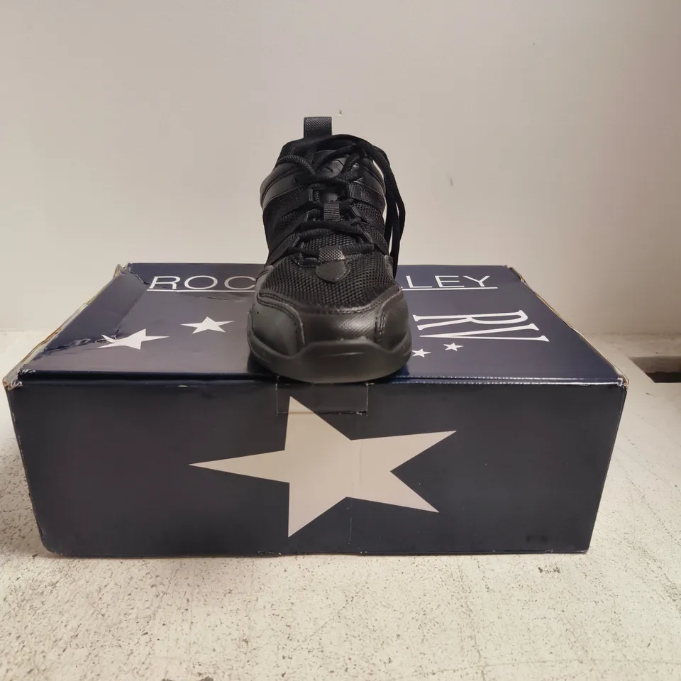 BOXED PAIR OF ROCH VALLEY SHOES IN BLACK SIZE 7.5