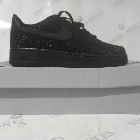 BOXED PAIR OF NIKE AIR FORCE 1 '07 SHOES IN BLACK W. GLITTER EFFECT UK SIZE 7.5