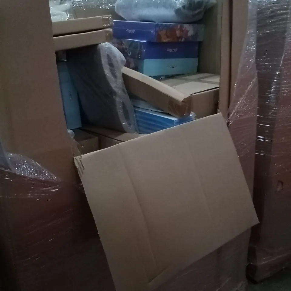 PALLET OF ASSORTED ITEMS TO INCLUDED SMART BLINDS SOLAR PANELS, SEALED BOARD GAMES, FASHION HOOPS AND BOXED TABLE LAMP