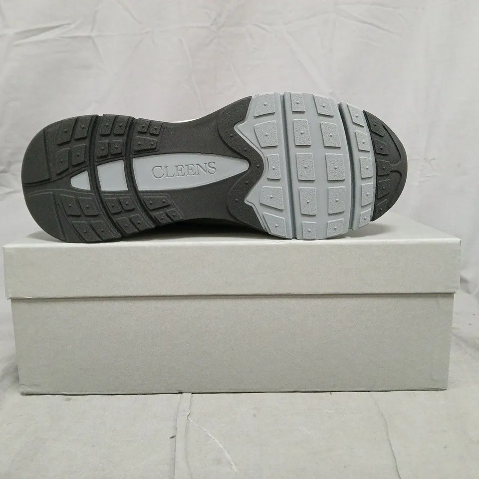 BOXED PAIR OF CLEENS PULSE RUNNER TRAINERS IN MIDNIGHT/WHITE SIZE UK 8